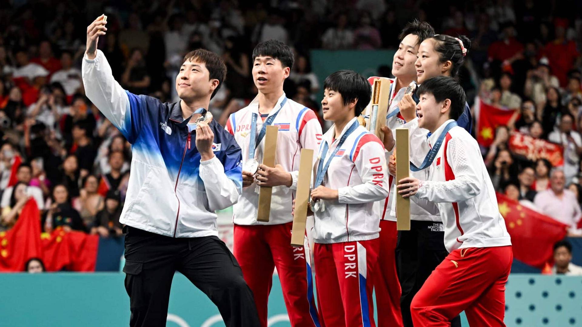 Atletas de Corea del Sur y Corea del Norte se toman selfie en los